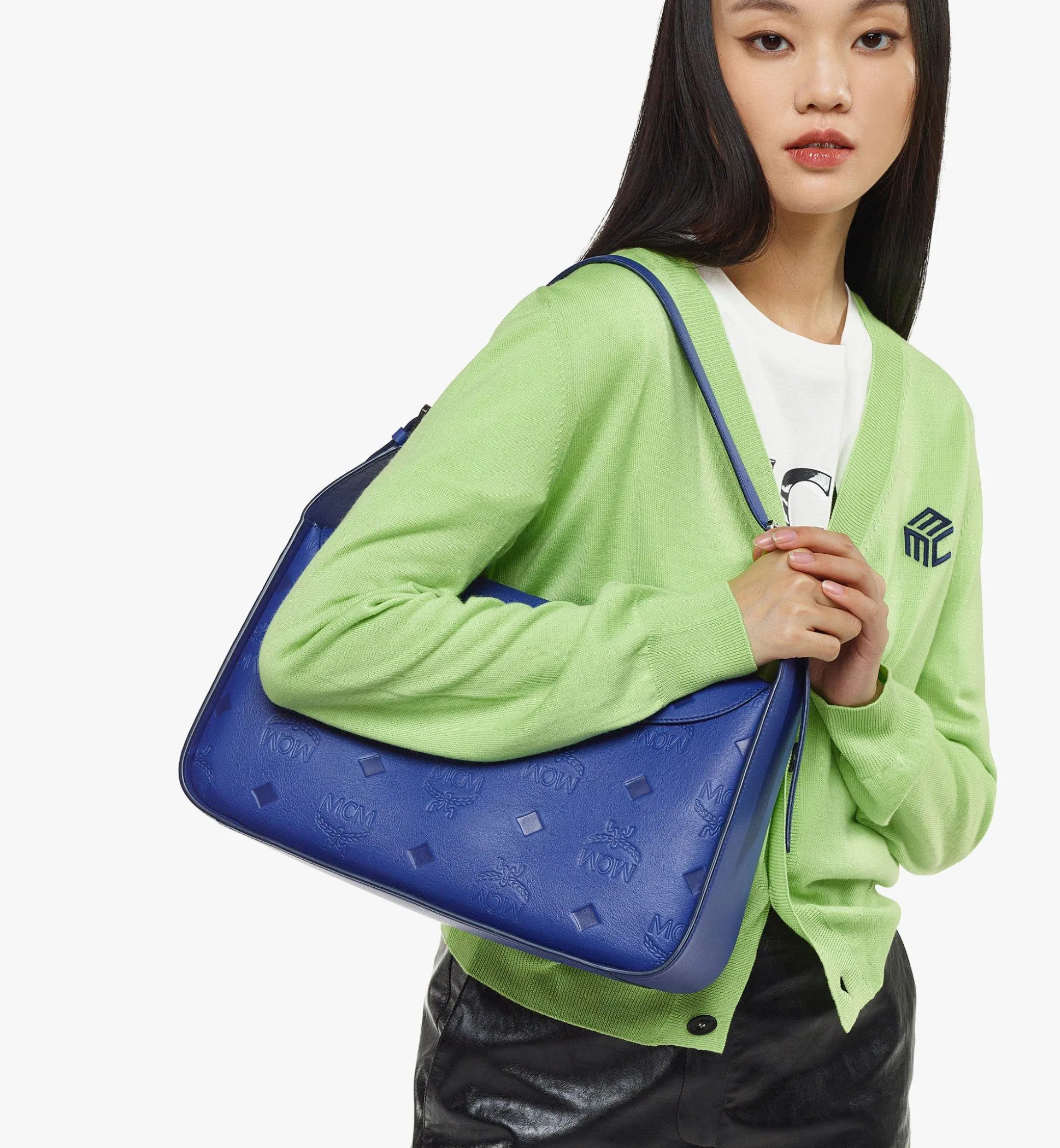 Aren Querformatige Hobo Mit Uberschlag Aus Leder Mit Gepragtem Monogramm