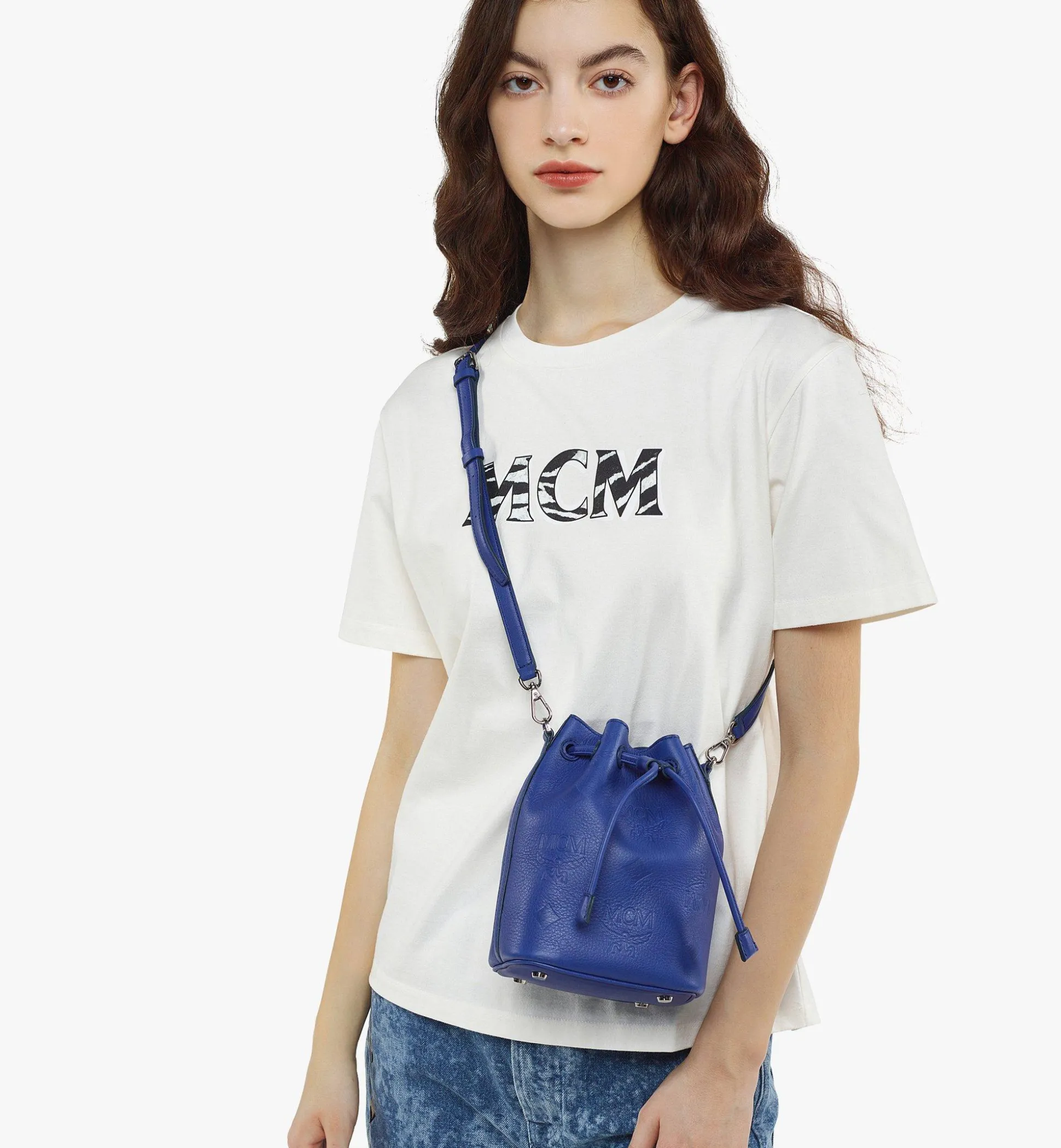 Dessau Kordelzugtasche Aus Leder Mit Gepragtem Monogramm
