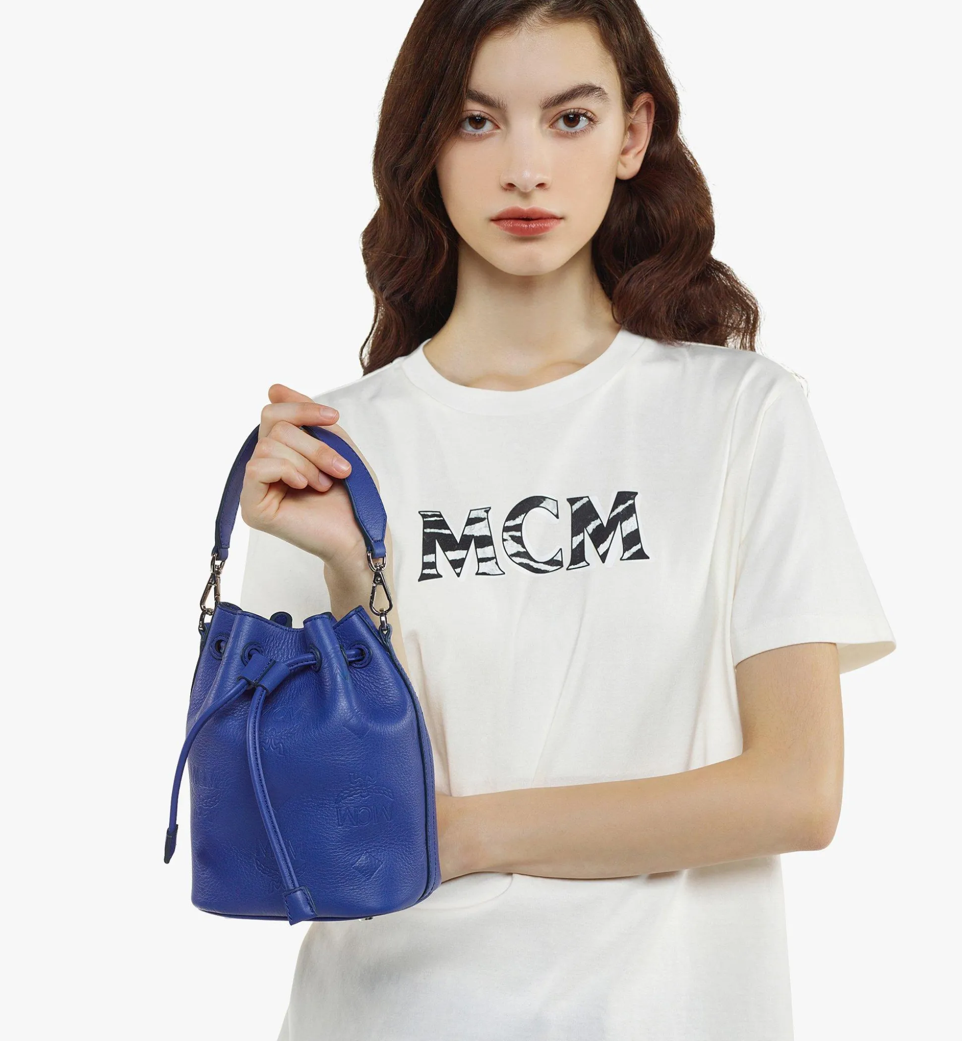 Dessau Kordelzugtasche Aus Leder Mit Gepragtem Monogramm